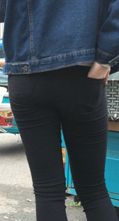 跟拍菜市场打底裤小妹