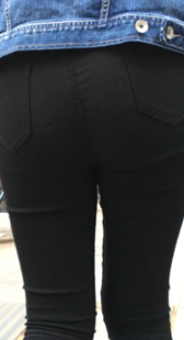 性感饱满圆臀黑裤小妹