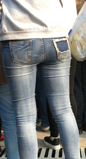 紧身蓝牛妈咪接小孩