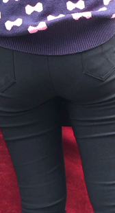 跟拍翘臀打底裤小妹