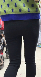 紧臀打底裤少妇