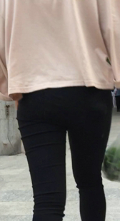 街拍圆臀紧身黑裤少妇