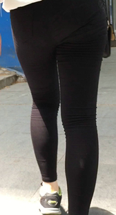 街拍打底圆臀少妇