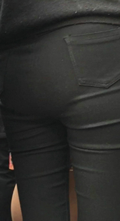 幼儿园黑裤大妈