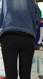 小吃店紧身黑裤小妹