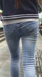 街拍蓝紧牛小妹