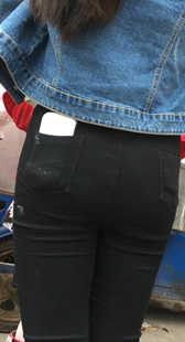 紧臀黑色打底裤小妹