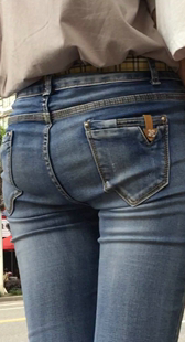 紧身蓝牛小少妇身材变形