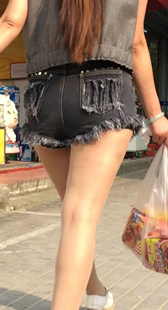 性感宽大臀牛仔热裤少妇