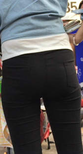 街拍黑紧打底裤美女