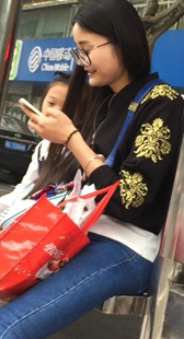 蓝牛眼镜妈咪等车