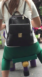 性感绿裤妈咪大战跷跷板