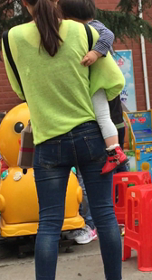 年青紧身蓝牛妈咪