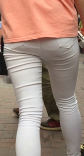 宽臀黑裤与紧身白裤