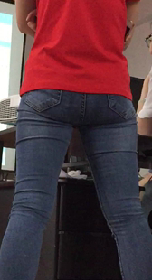 牛仔翘臀美女战斗力强第四季脚张这么开