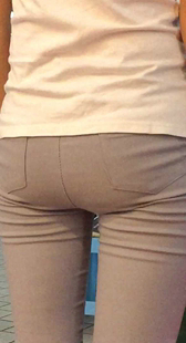 紧身打底美臀小少妇