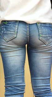 超紧牛仔宽臀深沟学生妹