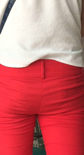 紧身红裤美少妇