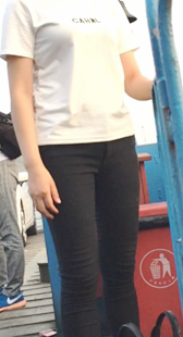 超紧黑裤紧臀美女