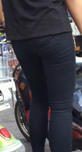 街拍打底小妹牵车