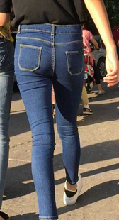 街拍蓝牛两小妹真会扭