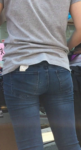 包臀牛仔裤少妇身材变形