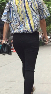 跟拍紧臀黑裤大妈