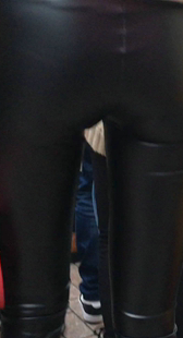 紧身皮裤小妹真会扭