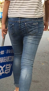 街拍超紧牛仔包臀小妹