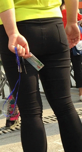 紧身打底翘臀小少妇