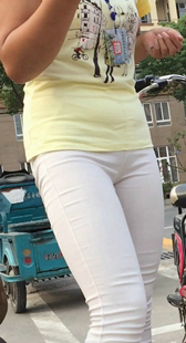 圆臀白裤成熟少妇