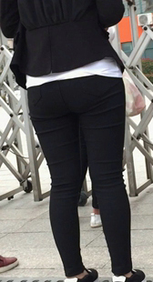 紧身黑裤翘臀妈咪