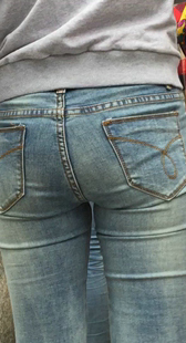 紧身蓝牛少妇接小孩子