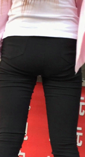 打底黑裤少妇买小吃