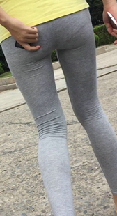 街拍灰紧呢绒包臀少妇