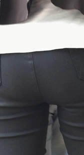 超紧黑裤宽臀少妇