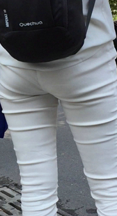 包臀白裤紧内痕少妇