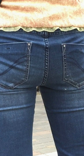 牛仔少妇身材变形