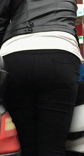 菜市场翘臀黑裤少妇