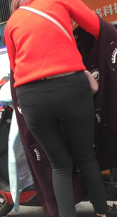 跟拍紧身黑裤妈咪