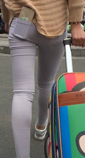 街拍蓝紧打底裤小妹