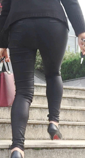 大屁股皮裤上楼梯