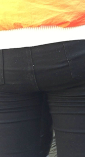 紧身打底黑裤少妇排队