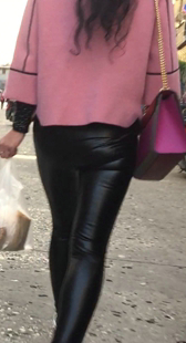 街拍皮裤紧臀少妇