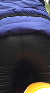 皮裤紧臀少妇骑车