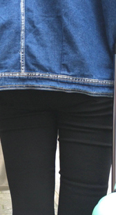 打底裤小妹等公交