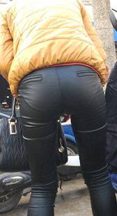 紧身皮裤内痕明显小少妇