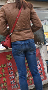紧身牛仔包臀少妇买小吃