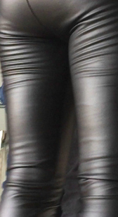 超紧皮裤翘臀少妇