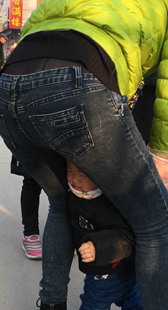 牛仔紧臀年轻妈咪